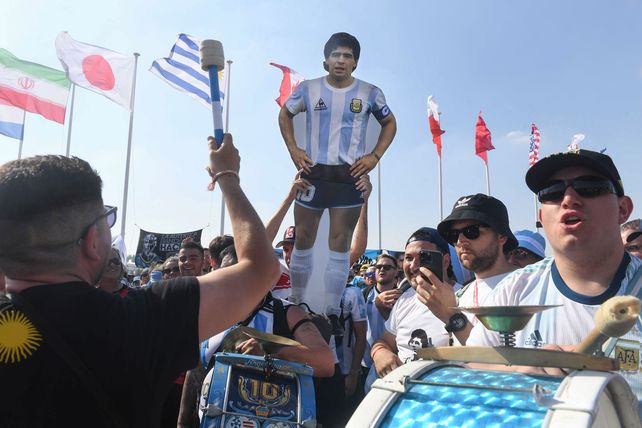 Se inauguró el Maradona Fan Fest en Qatar, con el avión Tango D10S