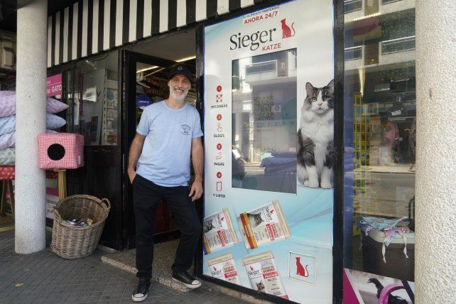 Juan Carlos Montironi junto al dispenser que entrega los alimentos para gatos durante las 24 hs.