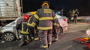 Fuerte choque en la autopista Rosario-Santa Fe: un automovilista quedó atrapado