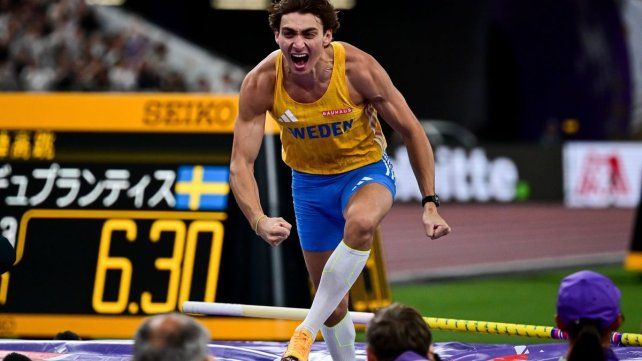 Armand Duplantis rompió su propio récord y se consagró tricampeón mundial