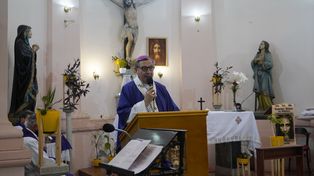 El arzobispo, monseñor Eduardo Martín, pidió por el cese de la violencia en las calles.