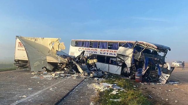 Un choque frontal entre un colectivo y un camión dejó varios muertos y 16 heridos. Ocurrió en San Miguel del Monte