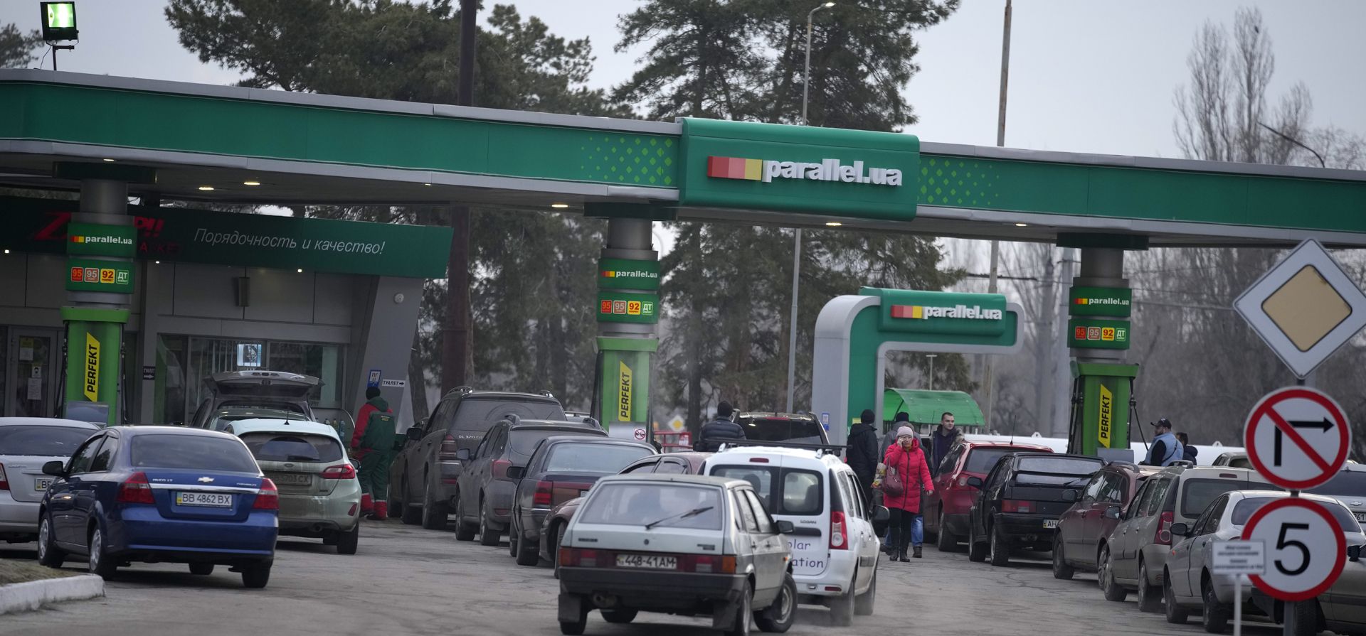 La gente hace cola para comprar combustible en una gasolinera en Sievierodonetsk, en la región de Lugansk, en el este de Ucrania, el jueves 24 de febrero de 2022. El presidente ruso, Vladimir Putin, anunció el jueves una operación militar en Ucrania y advirtió a otros países que cualquier intento de interferir con Rusia la acción conduciría a