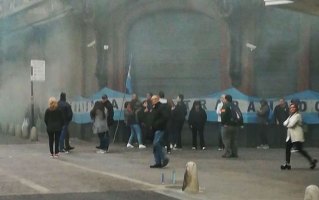 Los empleados mercantiles concentraron frente a la tienda Falabella