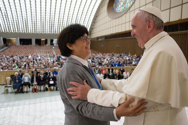 Jornada. Francisco abraza a la hermana misionera Carmen Sammut en el aula Pablo VI del Vaticano