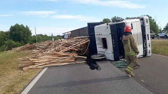 Un camión volcó toda su carga de madera sobre la calzada e interrumpió el tráfico en la ruta 12