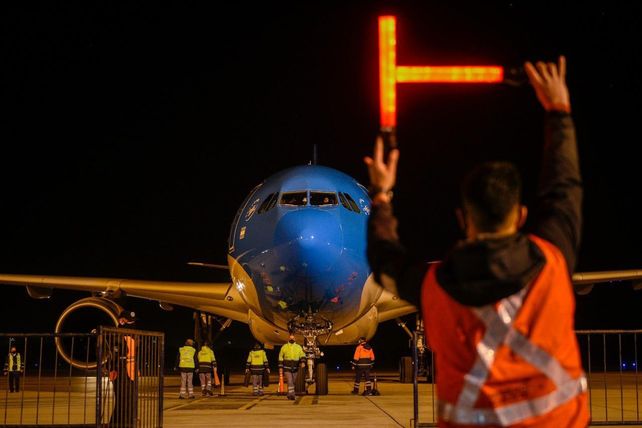 Anuncian que un avión de Aerolíneas viene de Moscú con una partida récord de Sputnik V