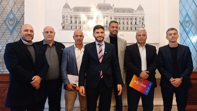 Gonzalo Belloso presidente de Rosario Central  y Omar Vicente de Central Córdoba estuvieron presente junto a Maximiliano Pullaro en el lanzamiento de la Copa Santa Fe.  