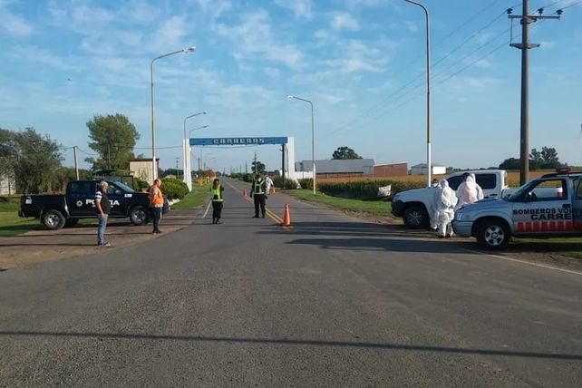 Autoridades sanitarias y de seguridad realzian controles en el ingreso a Carreras tras la detección de seis casos de coronavirus.