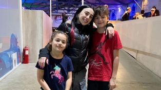 Nicki Nicole pasó por un parque de camas elásticas y se sacó fotos con los niños de la familia dueña del espacio.