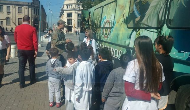 Granaderos instalaron museo móvil en plaza 1° de Mayo para revalorizar la historia