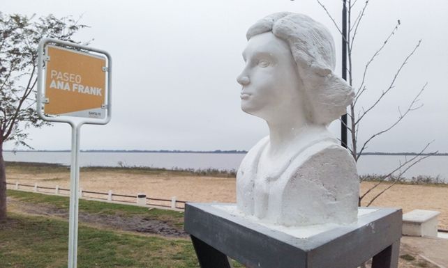 Restauraron el monumento a Ana Frank y ya está emplazado en la Costanera