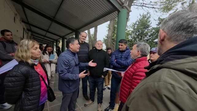Las autoridades del sóftbol local junto a los dirigente de los Juegos Suramericanos.