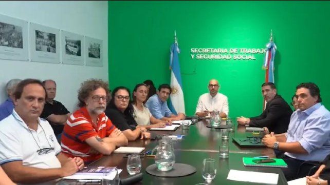 El Gobierno retoma la discusión salarial con gremios docentes y estatales