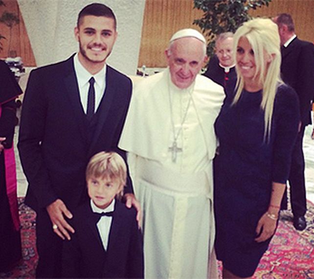 El delantero del Inter junto a Wanda y uno de los hijos de la modelo