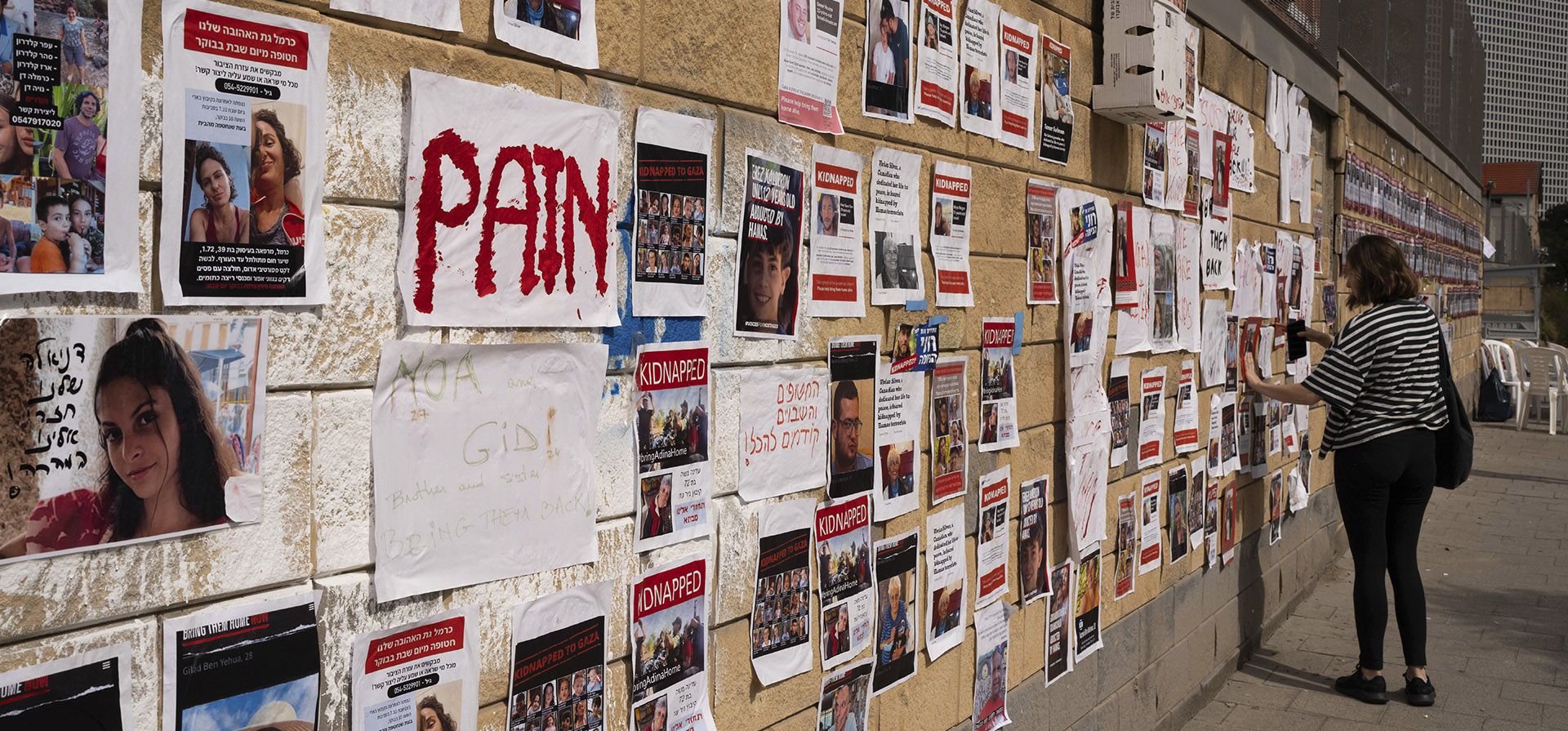 Tel Aviv, Israel. La gente observa carteles que muestran los rostros de los israelíes que fueron tomados como rehenes por Hamas. Fotografía: Ahmad Gharabli/AFP/Getty Images Tel Aviv, Israel. La gente observa carteles que muestran los rostros de los israelíes que fueron tomados como rehenes por Hamas. Fotografía: Ahmad Gharabli/AFP/Getty Images
