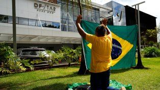 Algunos seguidores de Bolsonaro se reunieron frente al hospital donde fue intervenido quirúrgicamente.