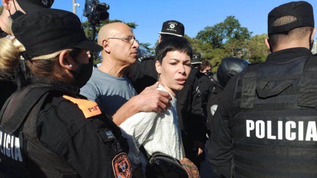 La Policía intervino para disuadir a manifestantes anticuarentena en el Monumento a la Bandera.