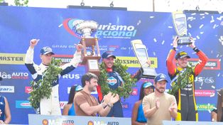 Fabián Yannantuoni, del Paladini Racing, celebra en lo más alto del podio de Trelew, flanqueado por el campeón Leonel Pernía y Andrés Jakos.