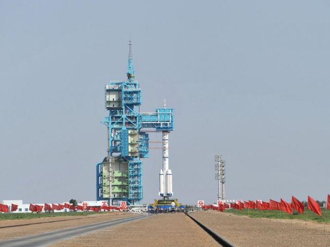 En posición. El cohete Shenzhou fue emplazado en la base de Jiuquan.