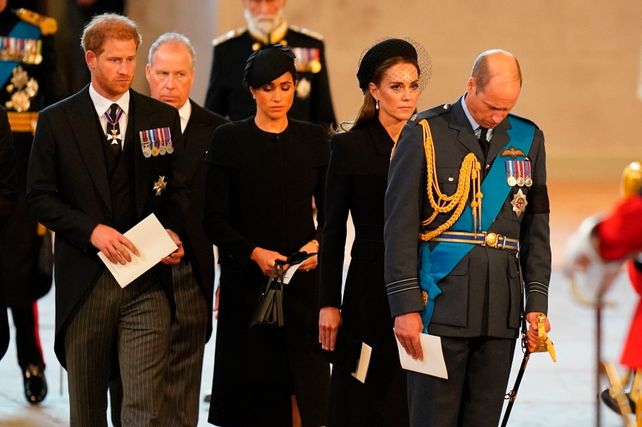 Miles de personas desfilaron para entrar a la capilla ardiente de la reina Isabel II