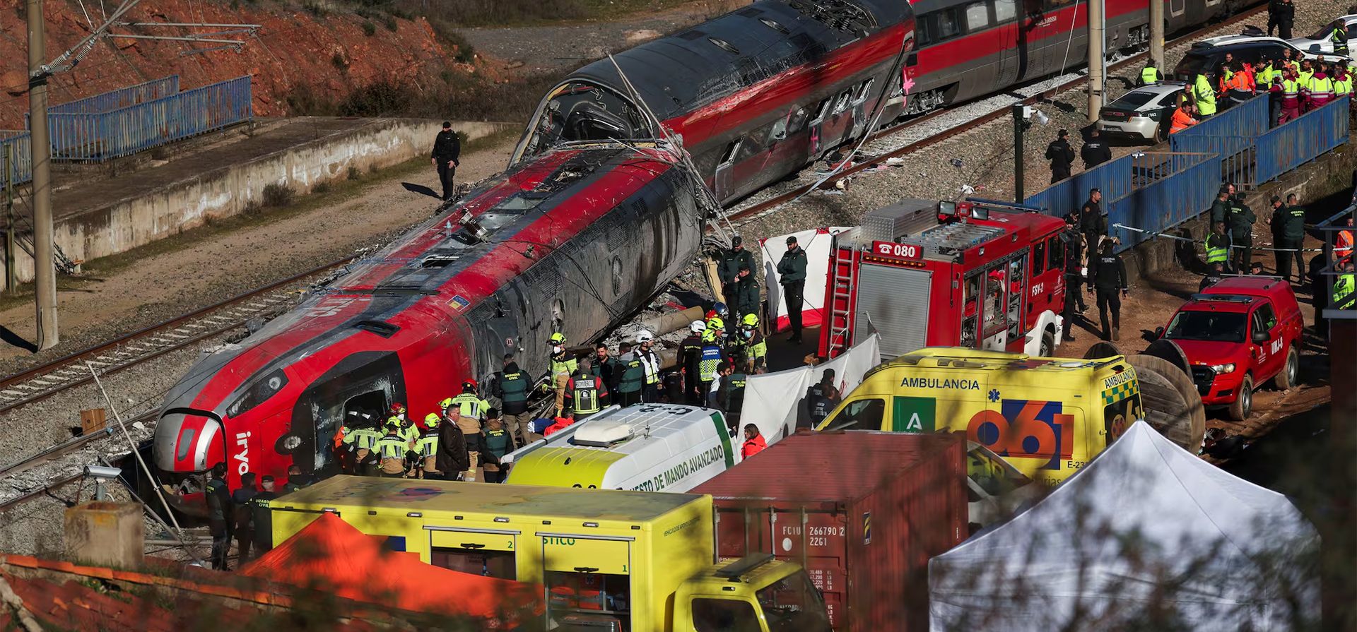 Efectivos de los servicios de emergencias trabajan en el lugar del accidente en Adamuz (Córdoba), este lunes. Susana Vera (REUTERS) Efectivos de los servicios de emergencias trabajan en el lugar del accidente en Adamuz (Córdoba), este lunes. Susana Vera (REUTERS)