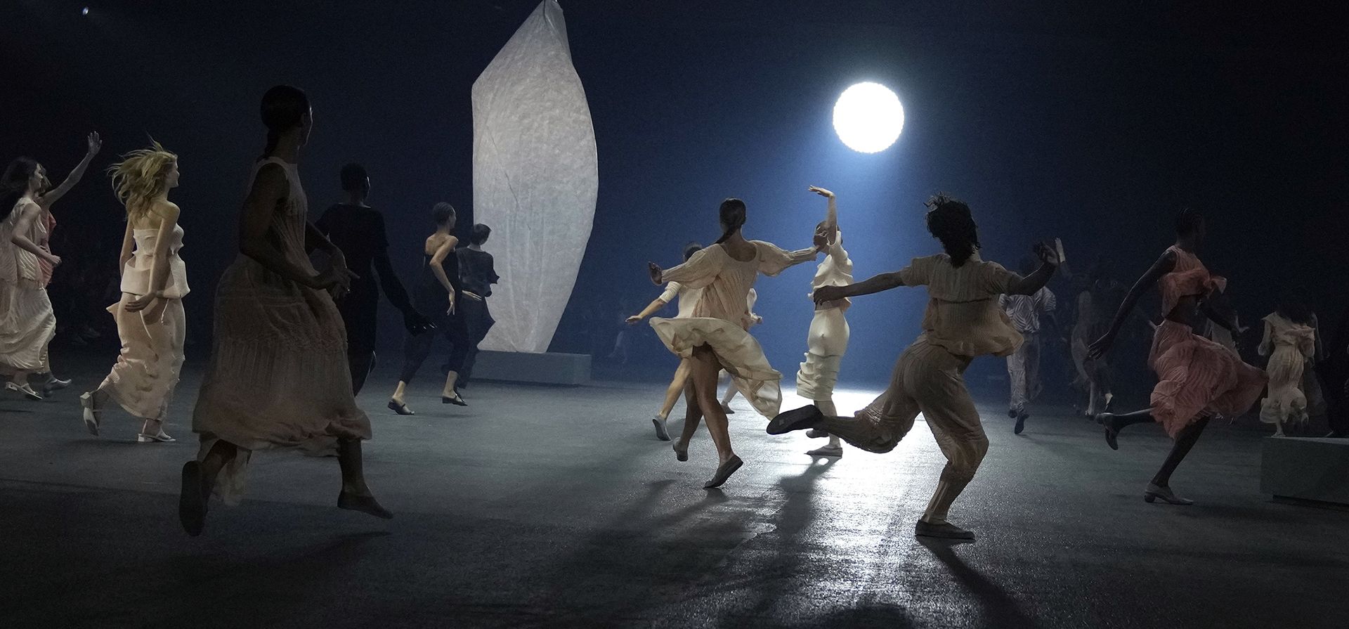 Las modelos bailan al final de la colección de moda prêt-à-porter Primavera/Verano 2023 de Issey Miyake presentada el viernes 30 de septiembre de 2022 en París.