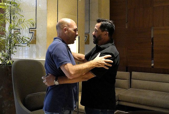Sánchez y Belloso.  Vitamina estrechó un fuerte abrazo con el presidente canalla.
