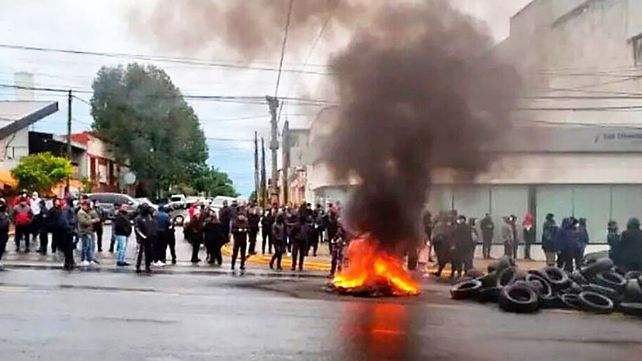 Docentes y personal de salud se unieron a los policías para pedir una recomposición salarial. Patricia Bullrich enviará a la Gendarmería
