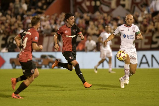 Newells se sacó el premio mayor en la última pelota del partido