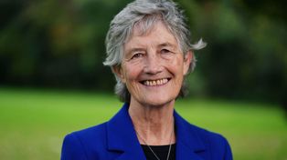 La abogada y parlamentaria Catherine Connolly de 68 años se impuso con más del 63 % de los votos a 29,5 %)frente a su rival de centro Heather Humphreys&nbsp;