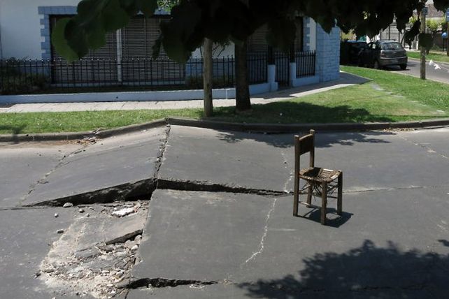 El calor extremo levantó el asfalto de las calles en Buenos Aires