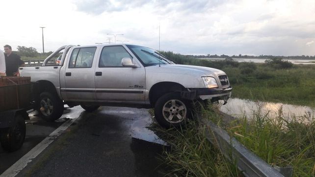 Una camioneta se despistó y chocó un guardarail en la ruta 168