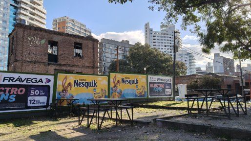 Parque España: Bonafide desembarca junto a un restaurante en plena costa central