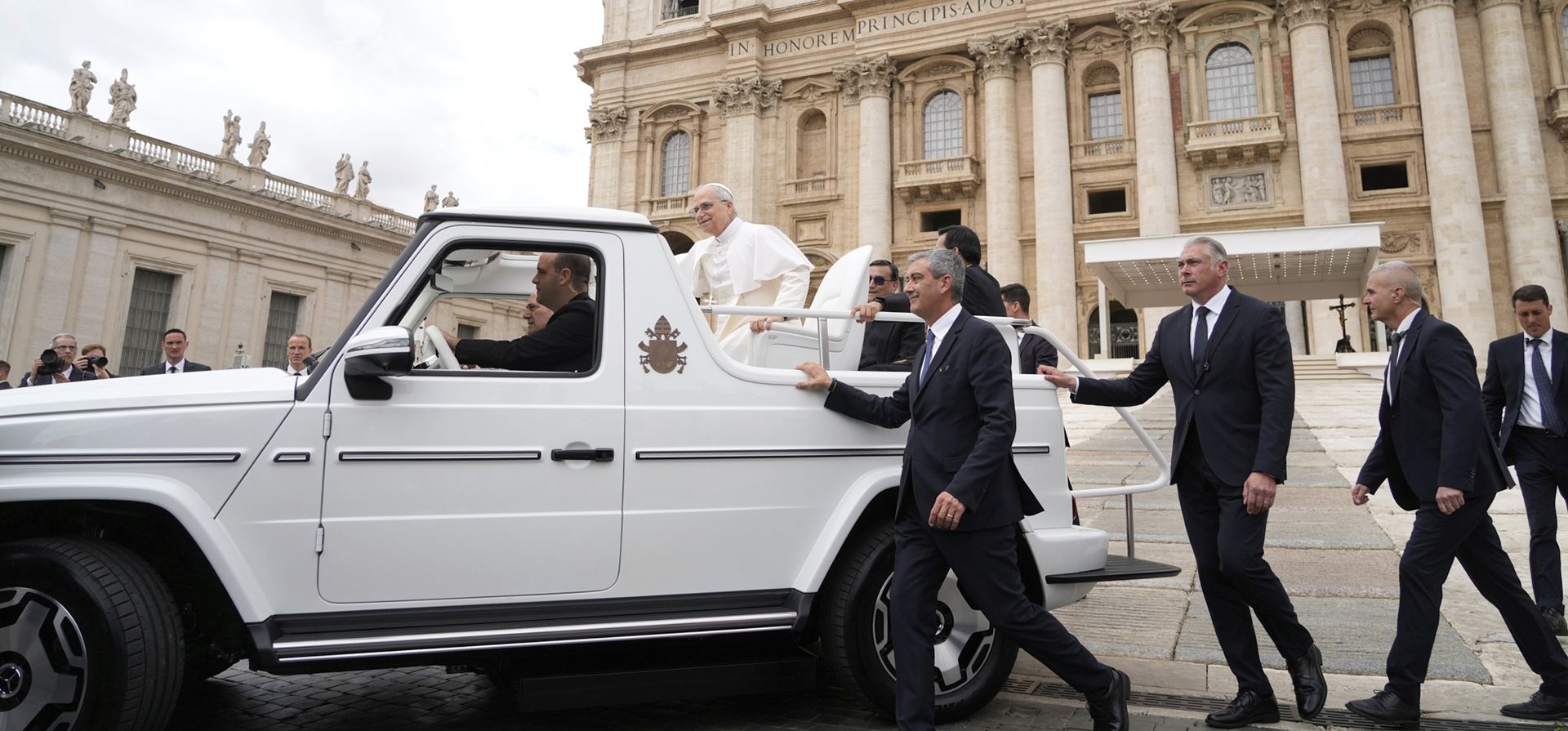 El papa León XIV sale de su primera audiencia general semanal en la Plaza de San Pedro del Vaticano, el miércoles 21 de mayo de 2025. (Foto AP/Gregorio Borgia) El papa León XIV sale de su primera audiencia general semanal en la Plaza de San Pedro del Vaticano, el miércoles 21 de mayo de 2025. (Foto AP/Gregorio Borgia)