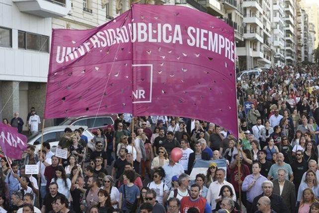 El personal de la UNR decidió salir a protestar este martes.