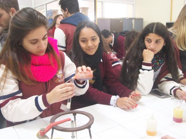 Las alumnas experimentaron en el laboratorio.&nbsp;