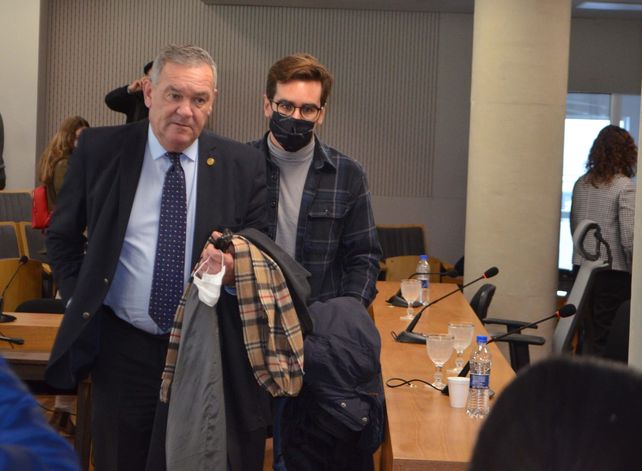 Macarrón se retira del Tribunal escoltado por su hijo esta tarde.