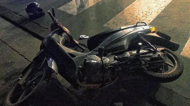 Un auto intentó entrar a una estación de servicios y chocó una moto en Paraná