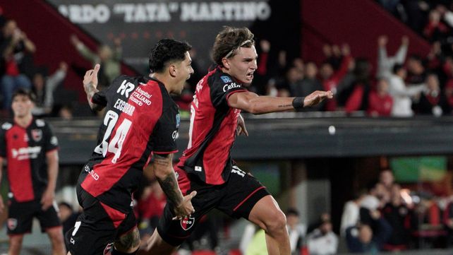 Jerónimo Gómez Mattar lo grita con todo y Escobar corre a su lado. Es el gol que abrió el camino a un triunfo necesario