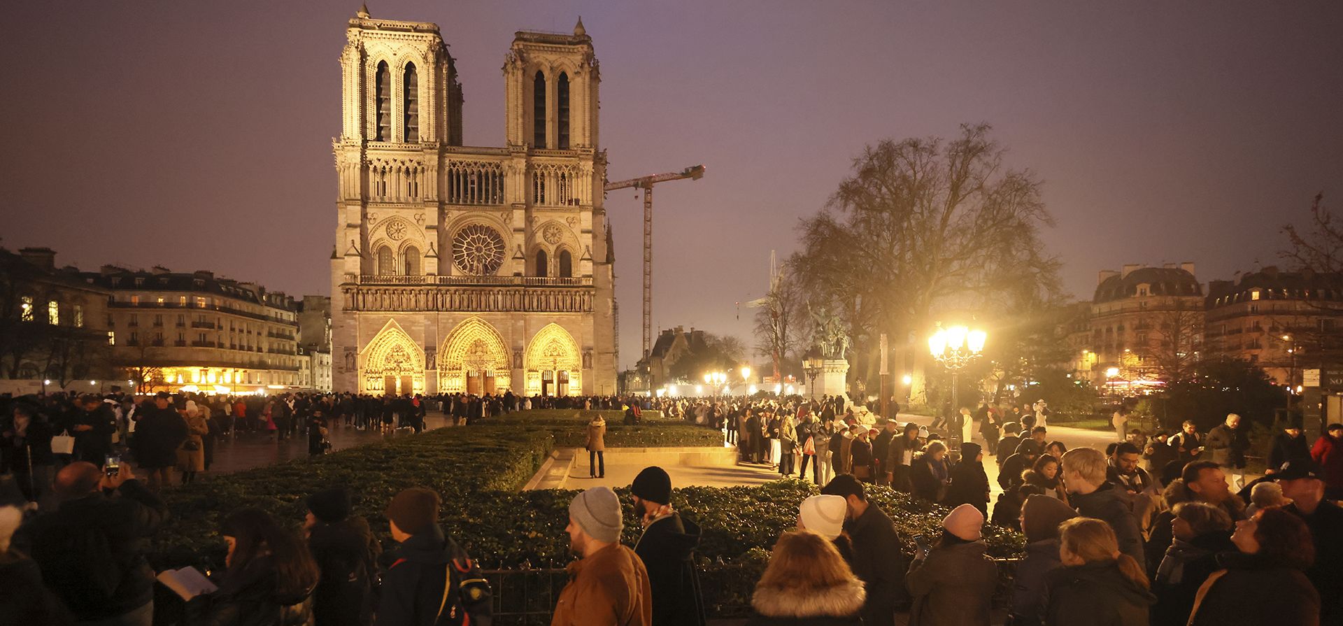 La gente hace fila para asistir a la misa en la catedral de Notre Dame, donde se celebraron los servicios de Nochebuena por primera vez desde el devastador incendio de 2019, el martes 24 de diciembre de 2024 en París. (Foto AP/Thomas Padilla) La gente hace fila para asistir a la misa en la catedral de Notre Dame, donde se celebraron los servicios de Nochebuena por primera vez desde el devastador incendio de 2019, el martes 24 de diciembre de 2024 en París. (Foto AP/Thomas Padilla)