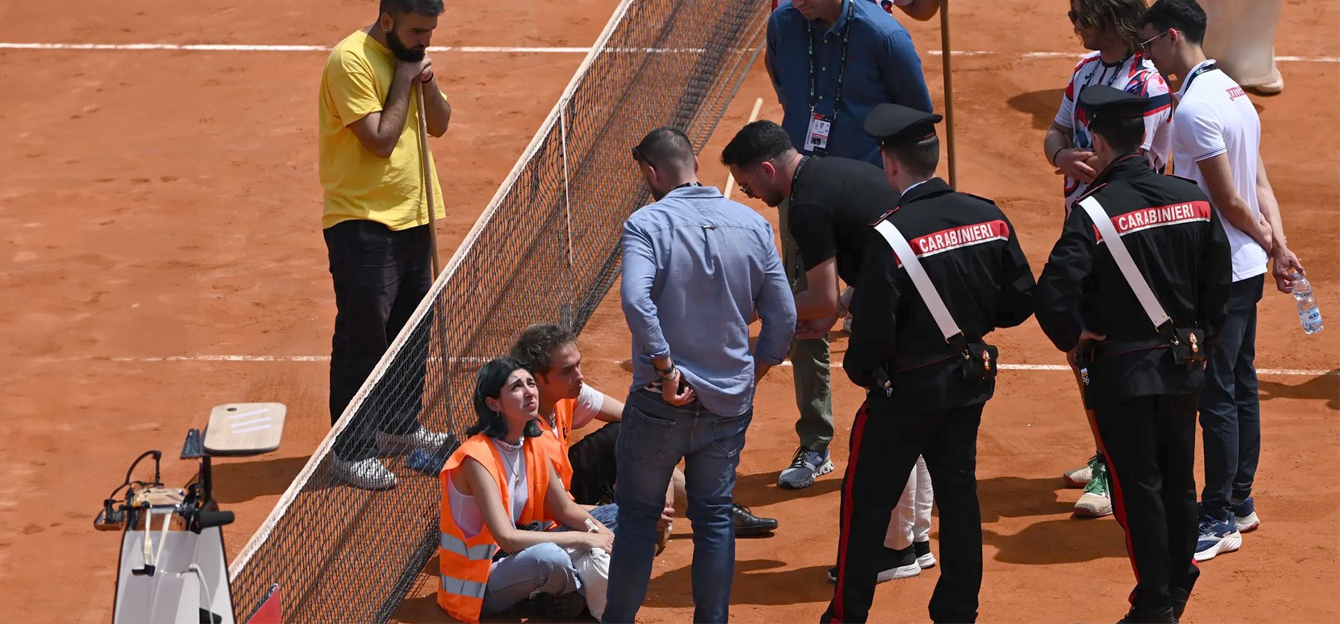 Ecologistas interrumpen un partido de dobles de tenis en el que Santiago González y Édouard Roger-Vasselin se enfrentaban a Marcelo Arévalo y Mate Pavi, Roma, Italia. Fotografía: Mike Hewitt/Getty Images Ecologistas interrumpen un partido de dobles de tenis en el que Santiago González y Édouard Roger-Vasselin se enfrentaban a Marcelo Arévalo y Mate Pavi, Roma, Italia. Fotografía: Mike Hewitt/Getty Images