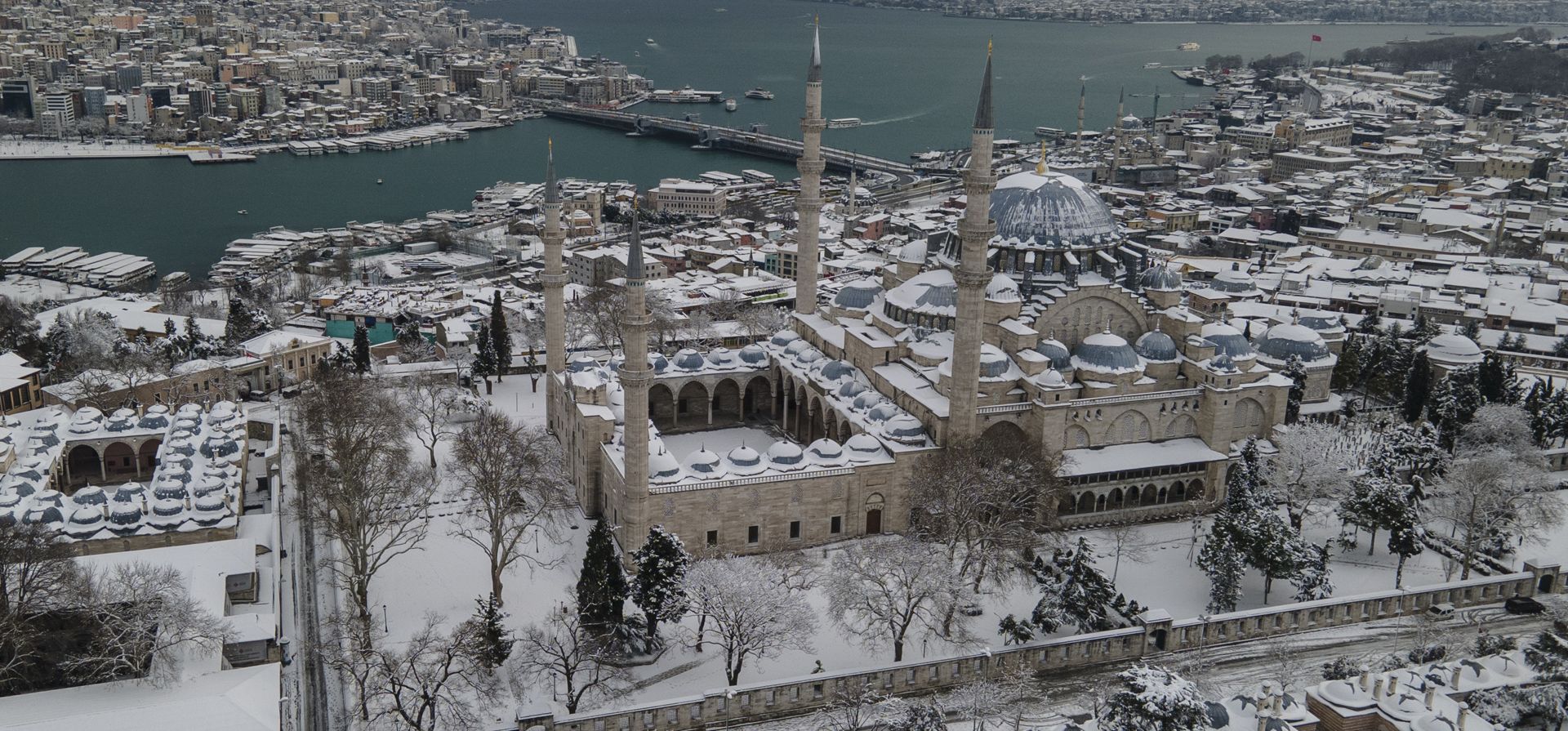 La nieve cubre los techos y la mezquita Gazi Atik Ali Paza, después de una fuerte nevada en Estambul, Turquía. Los equipos de rescate despejaron el miércoles las carreteras que se habían paralizado después de un frente frío masivo.