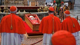 El papa Francisco yace en el féretro ante el dolor de los cardenales. &nbsp;