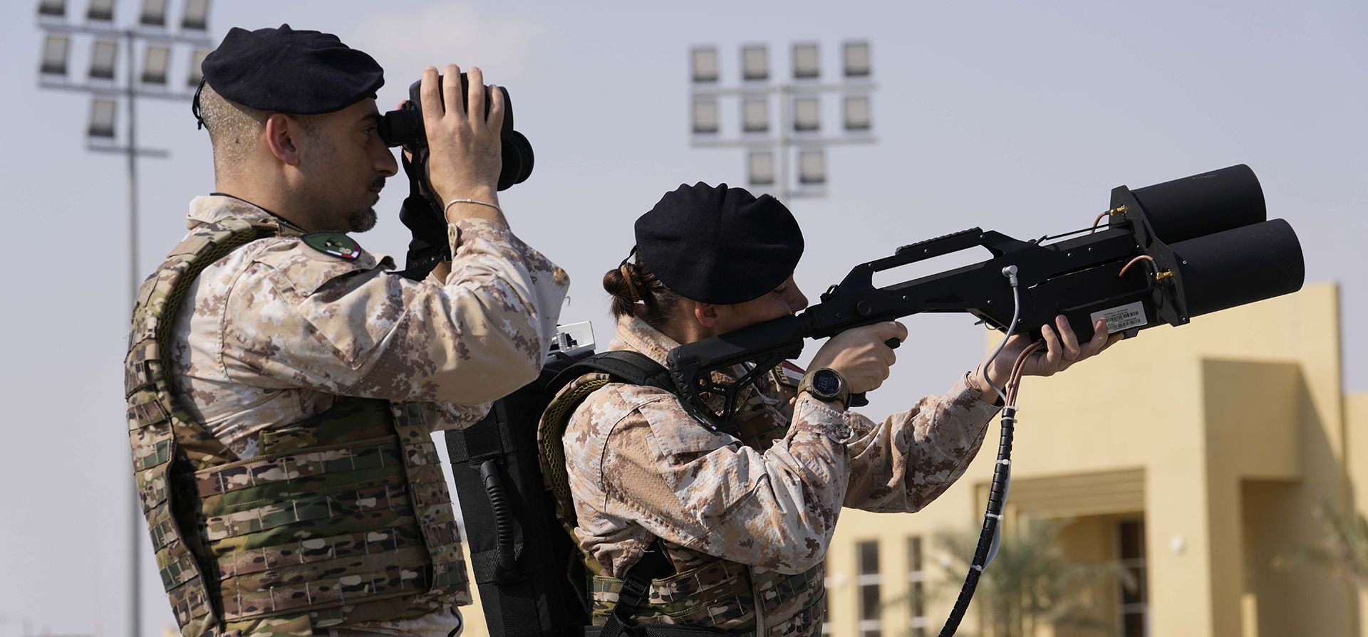 Miembros de la Fuerza Aérea Italiana simulan una operación anti-microdrones usando un arma electromagnética en la base militar de Al Qaqaa, en Doha, Qatar, el miércoles 7 de diciembre de 2022. Dos semanas después de la Copa del Mundo, el contingente militar de la interfuerza italiana desplegado en Qatar, continúa su misión de apoyo a las operaciones de defensa y seguridad trabajando conjuntamente con las fuerzas armadas locales. (Foto AP/Luca Bruno)