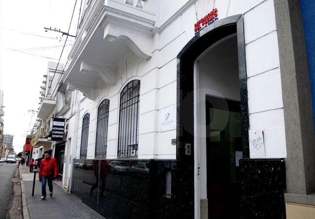 A oscuras. Numerosas familias apuntarán como primer paso a restringir el consumo; algo más difícil para comercios y empresas. UNO de Santa Fe/José Busiemi