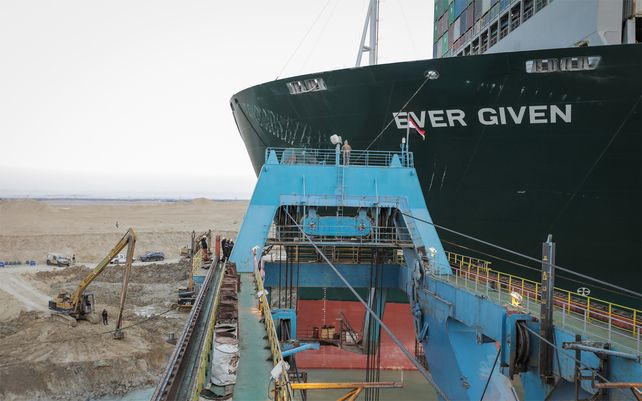 La ardua tarea para desbloquear el canal de Suez
