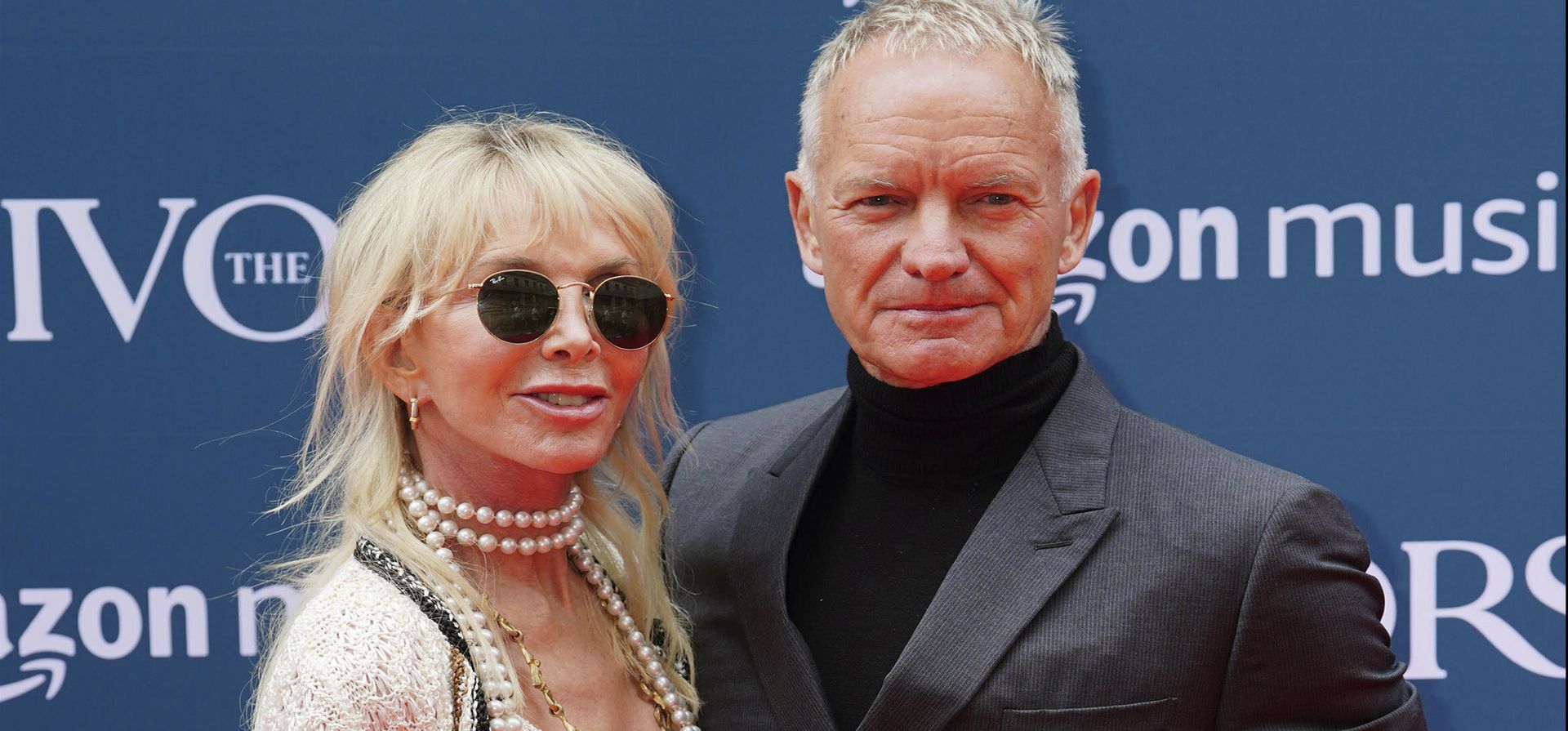 El músico y compositor británico Sting y su esposa Trudie Styler llegan a la entrega anual de los premios Ivor Novello en Grosvenor House en Londres, el jueves 18 de mayo de 2023. (Ian West/PA vía AP)