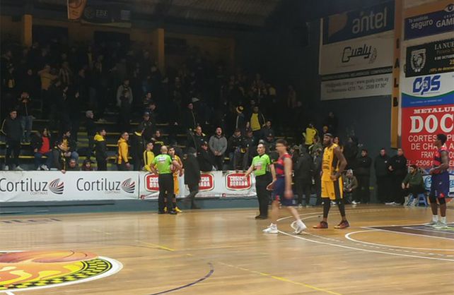 Frenaron un partido de básquet por el fuerte olor a marihuana