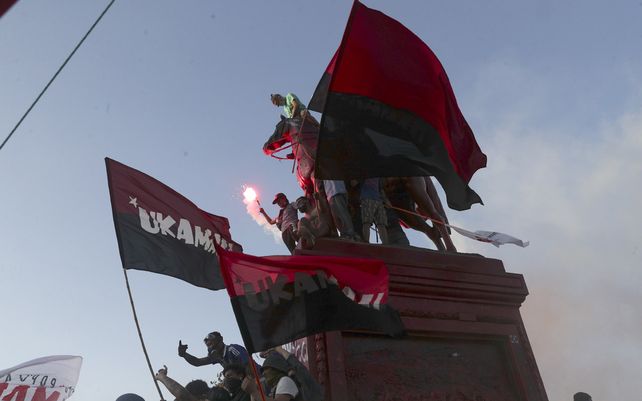 Incendios y destrozos a un año de las protestas sociales que sacudieron a Chile